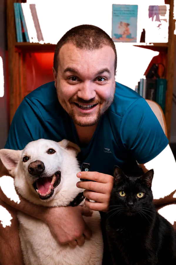 Victor Costa ao lado de um cachorro e um gato